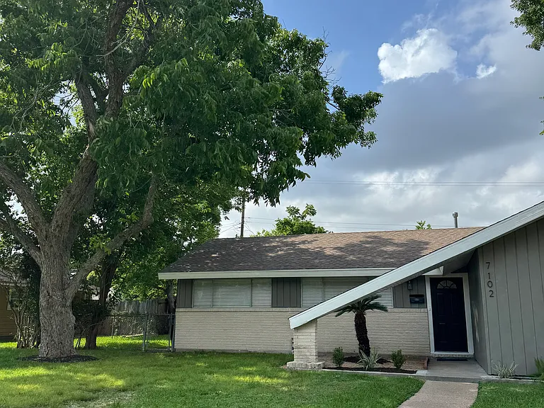 7102 Sharpview Dr — Photo 9