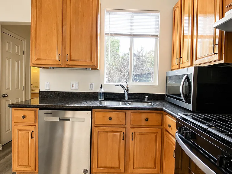 241 Waller St — Photo 14