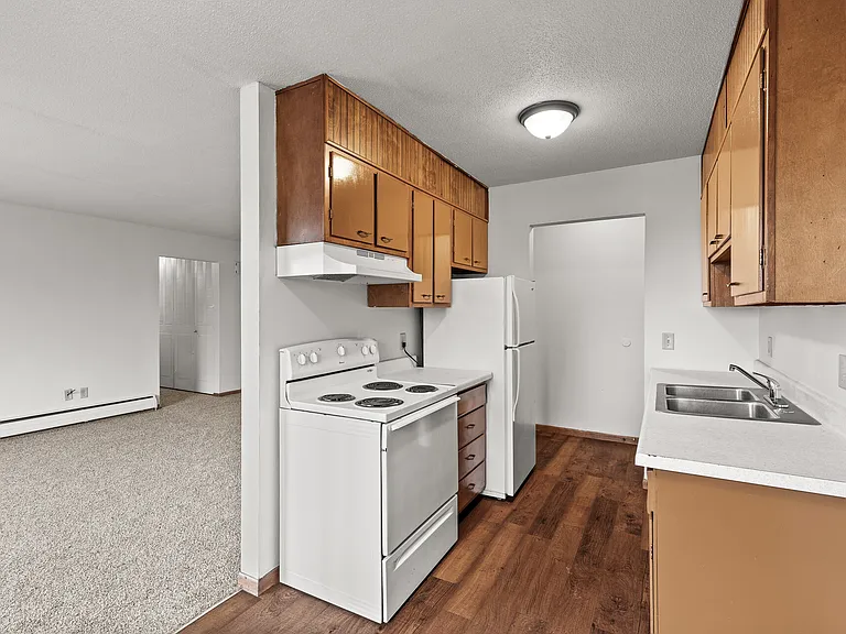 647 37th Ave NE #301 — Photo 2