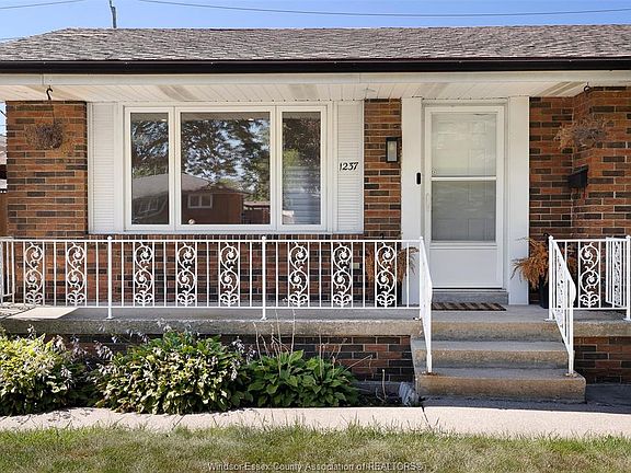 3rd image of 1237 Homedale Blvd