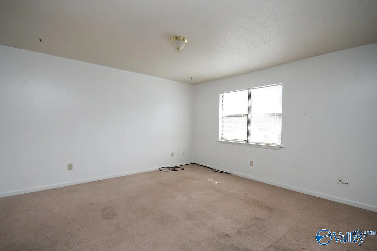 2 bed, 1.0 bath, 808 sqft, $895 — Photo 2