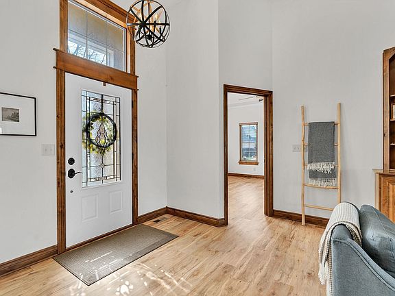 4th image of 808 E Woodstone Cir