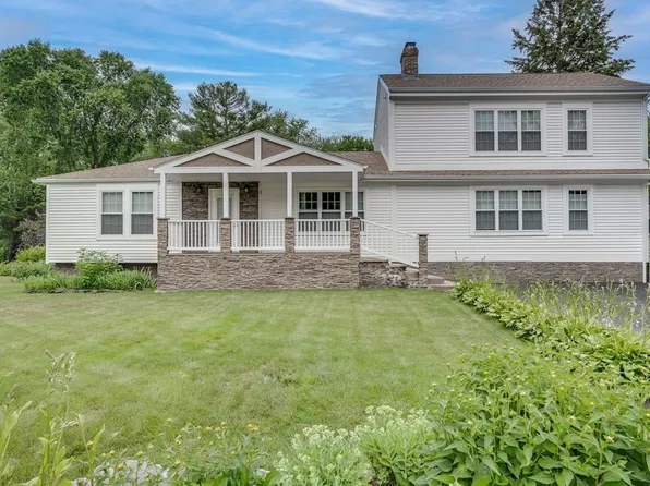 9 Parker Rd, Bedford, MA 01730