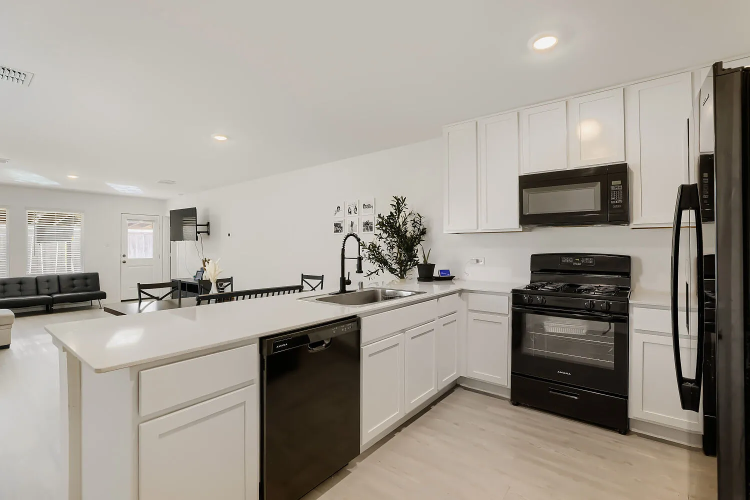 3 bed, 1410 sqft, $2,200 — Photo 2