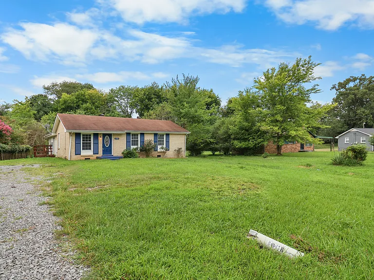 2724 Ann Dr — Photo 3