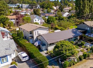 862 Canterbury Rd, Saanich, BC V8X 3E6