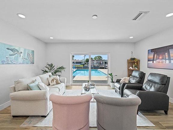 4th image of 675 Barcelona Ct