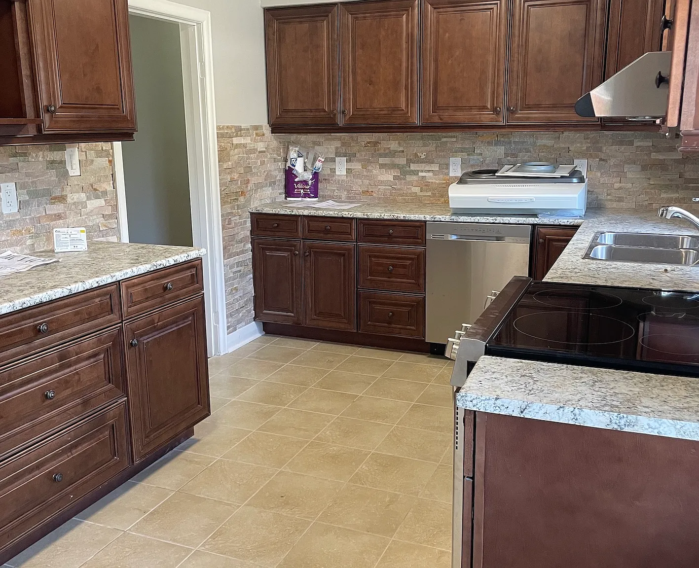 Spacious 3 Bedroom on East Mountain — Photo 2