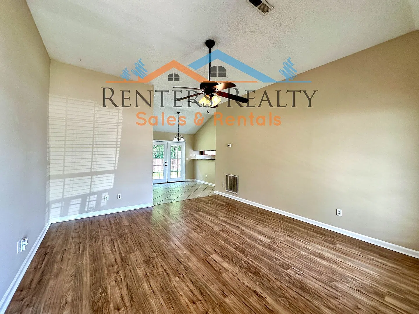 3 Bedroom House with Open Floor Plan & Privacy Fence — Photo 3