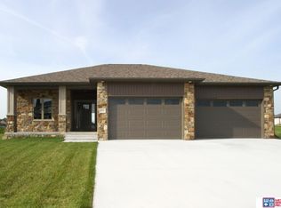 9355 Castle Pine Dr, Lincoln, NE 68516