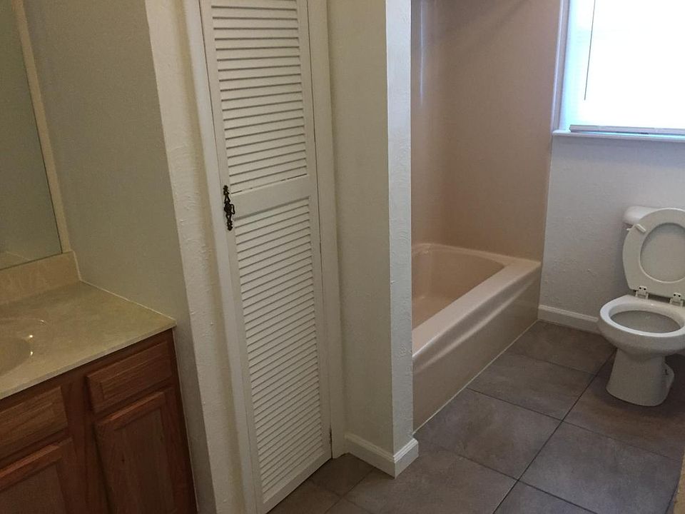 2nd image of 1601 Goodson Dr #B