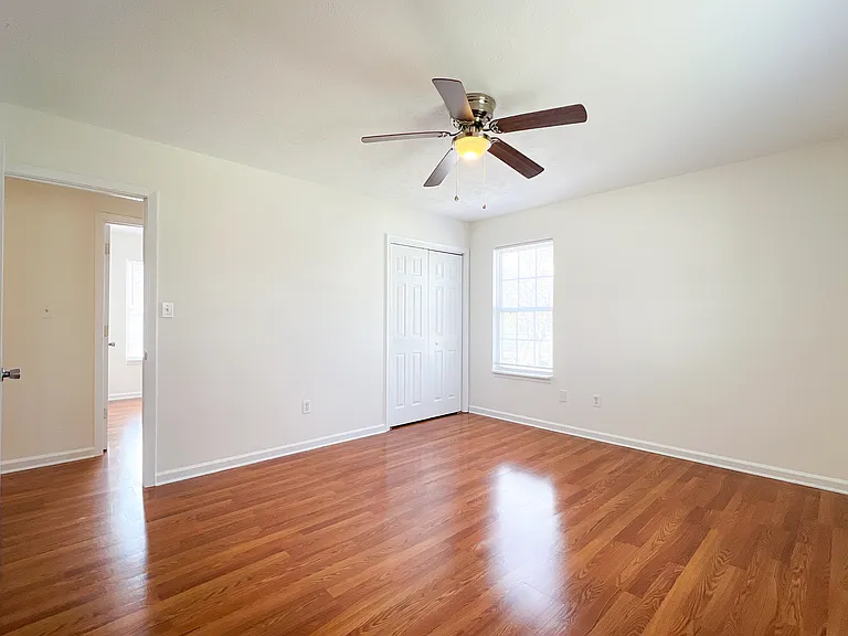 1451 N Delphine Ave — Photo 16