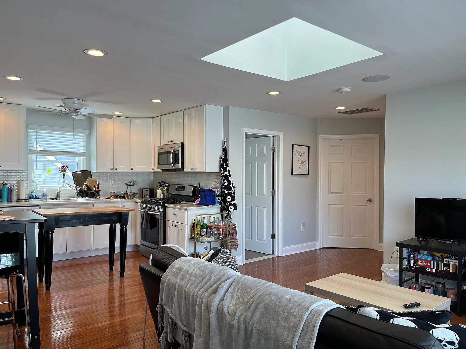 2 bed, 700 sqft, $2,195 — Photo 3