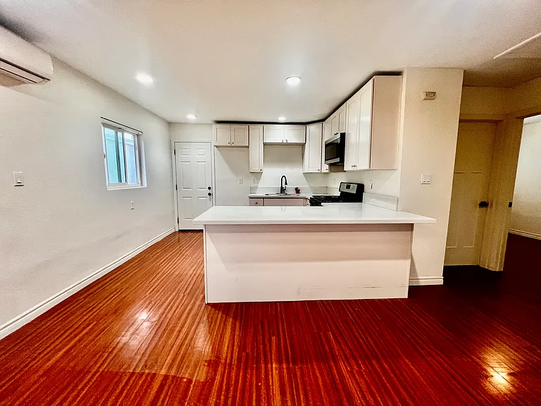 1674 Sycamore Dr — Photo 3
