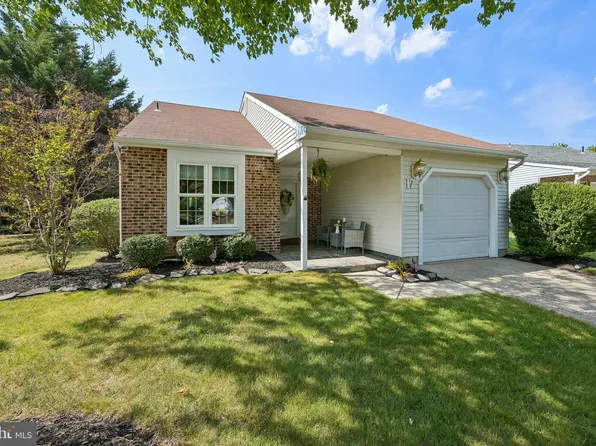 17 Newtown Ct, Mount Laurel, NJ 08054