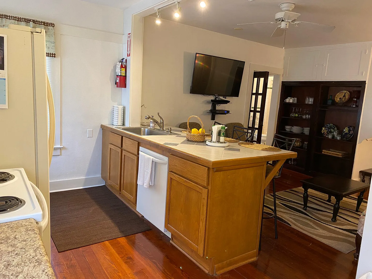 2 bed, 1042 sqft, $2,290 — Photo 3