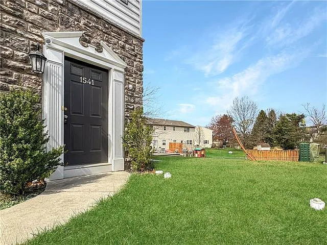 1541 Greystone Pl — Photo 2