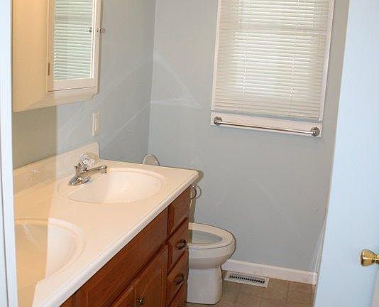 Bath with double sinks