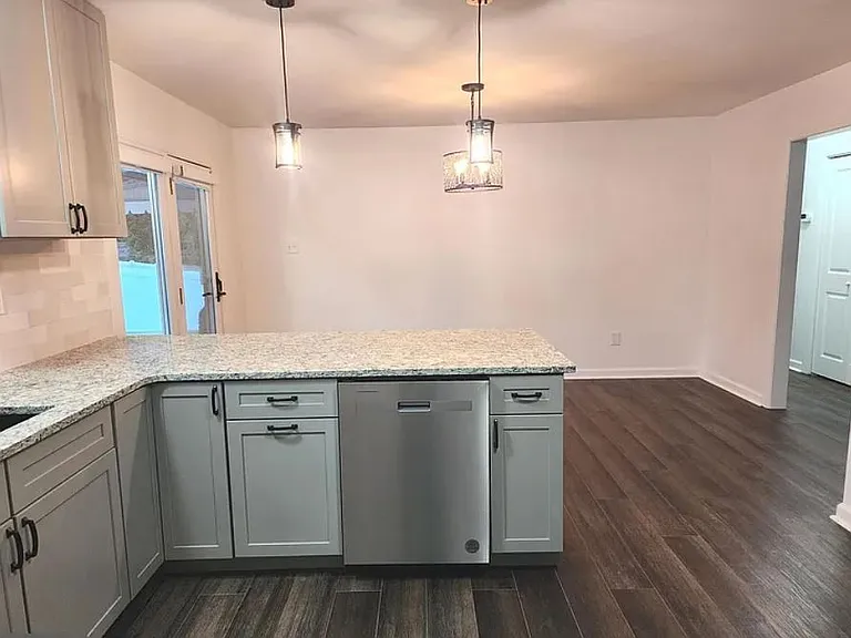 7895 Pavilion Dr — Photo 14