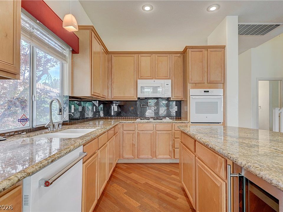 1st image of 33 Staghorn St