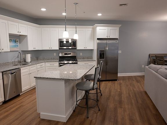 4th image of 4 Longwood Ln