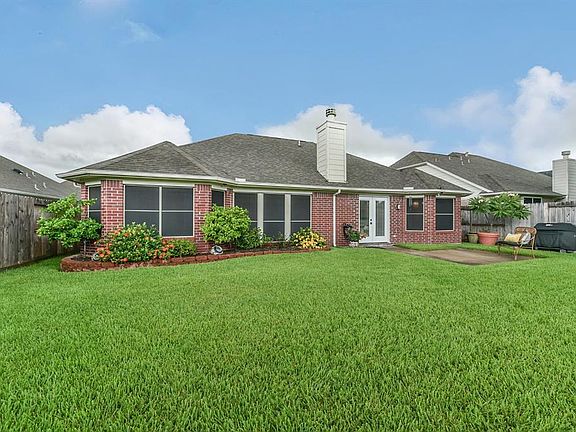2nd image of 1919 Oakwood Court Dr