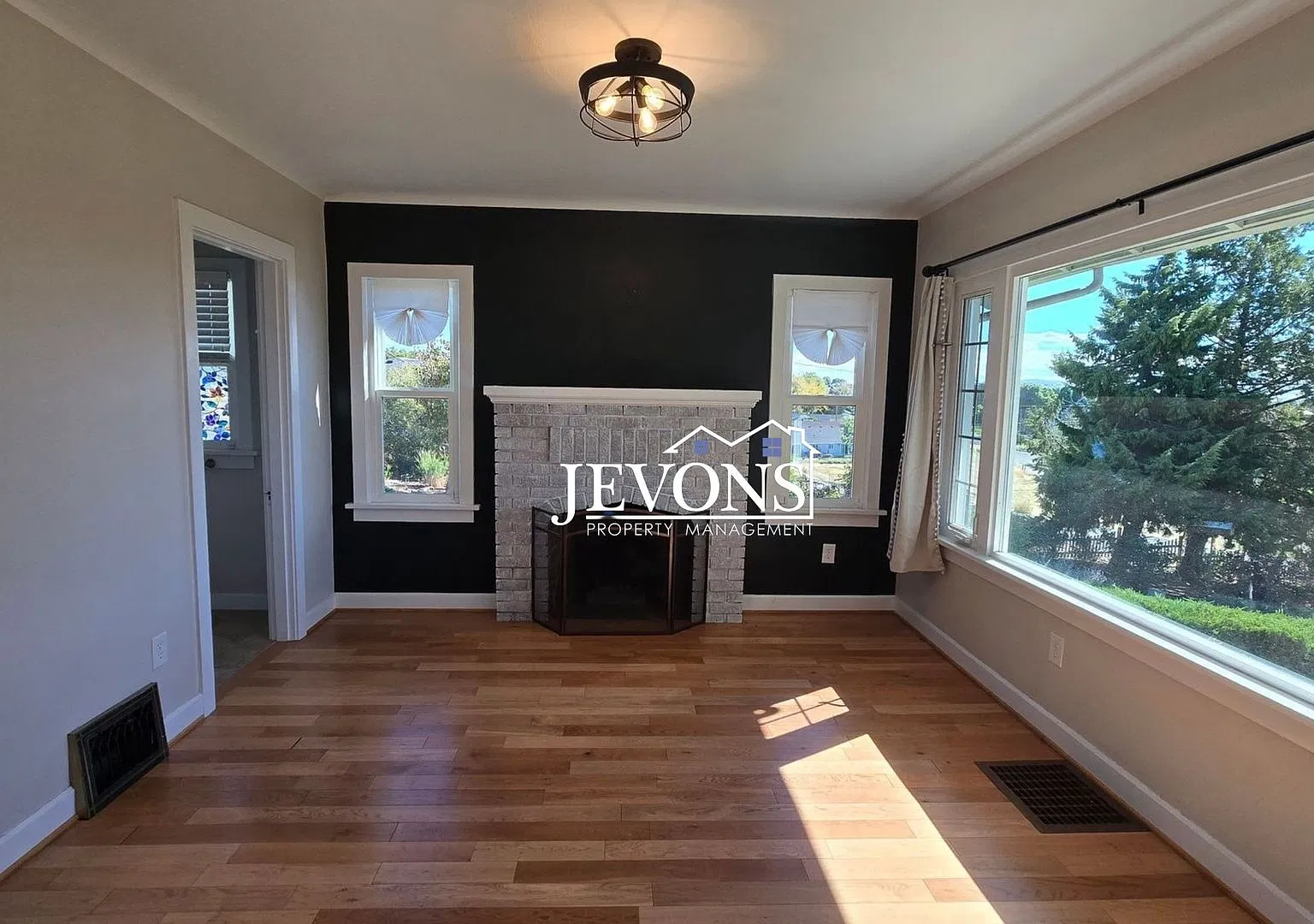Spacious 3BD/3BA Yakima Home 3-Car Garage & W/D Hookups — Photo 1