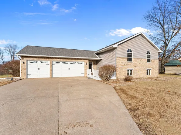 211 Eagle Ridge Rd, Muscatine, IA 52761