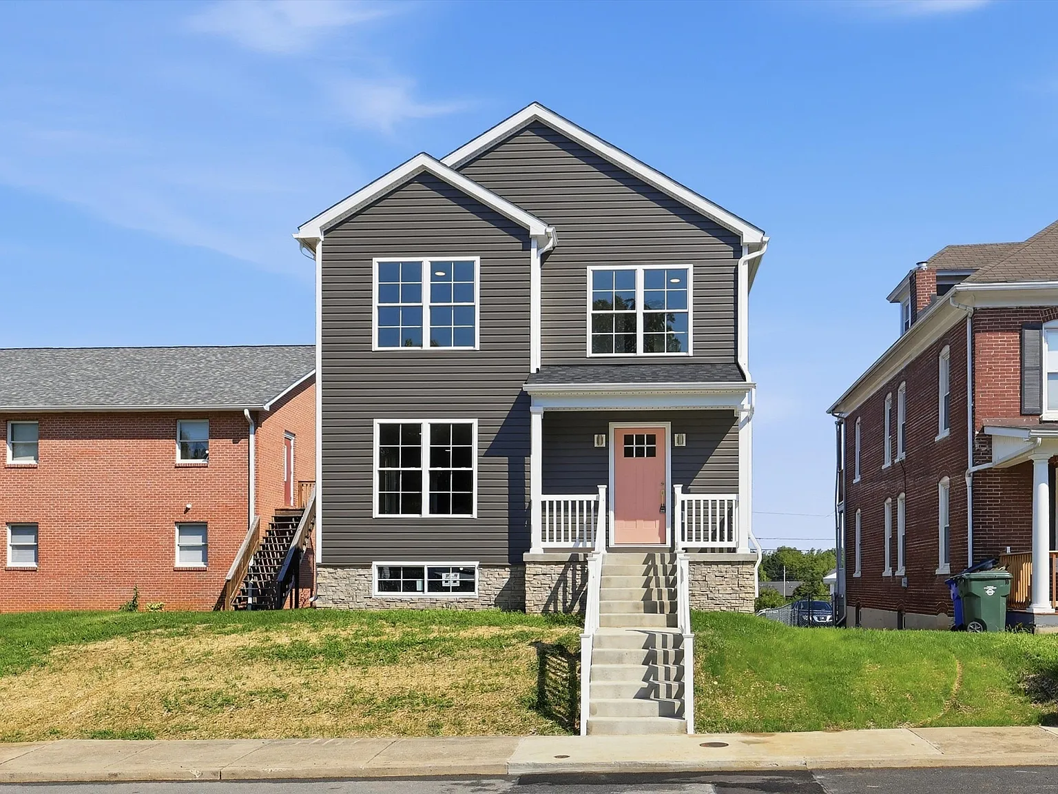 4 bed, 1759 sqft, $2,850 — Photo 1