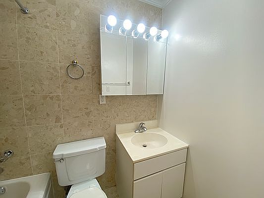 5th image of 304 W 92nd St APT 4F