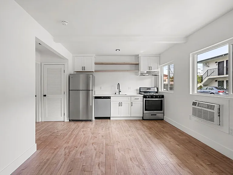 Echo Lake Apartments — Photo 21