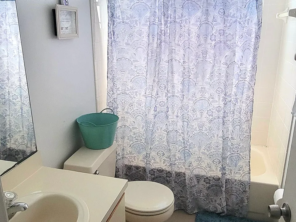 Shared bathroom between Room A & B