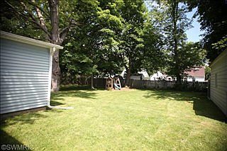 4th image of 1533 Winton Ave