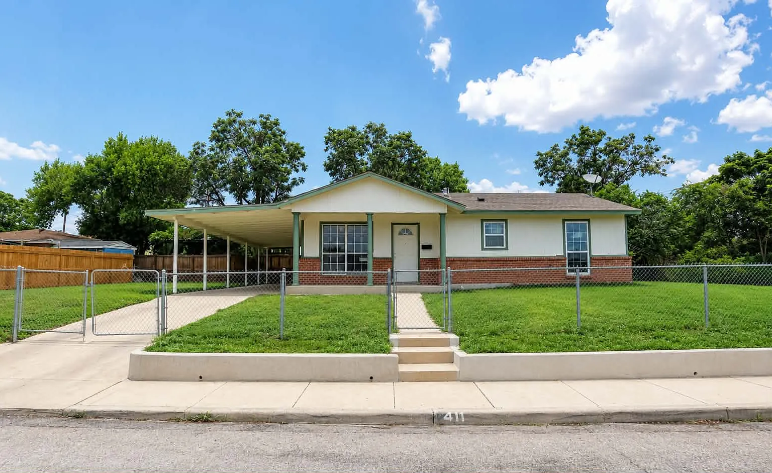 3 bed, 966 sqft, $1,400 — Photo 1