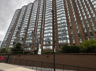 115 Hillcrest Ave #1912, Mississauga, ON L5B 3Y9
