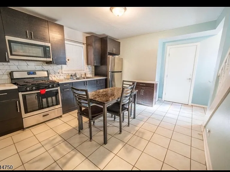 289 Rose St — Photo 2