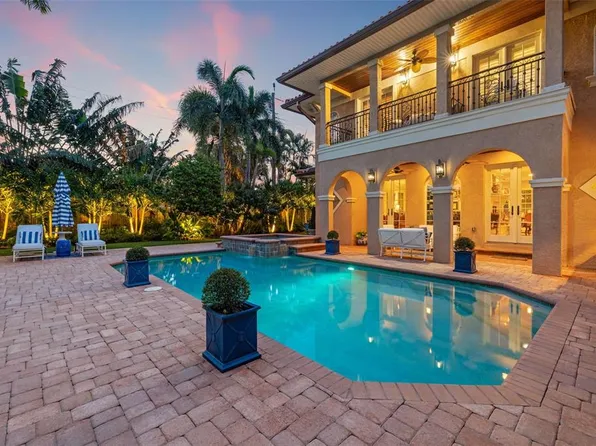 1124 Seville Ln NE, Saint Petersburg, FL 33704