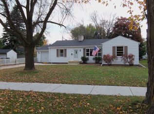 909 Nevada Ave, Morris, MN 56267