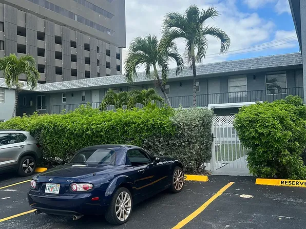 615 NE 8th St APT 18, Hallandale, FL 33009