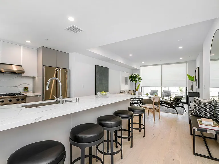Reeves Place LA — Photo 32