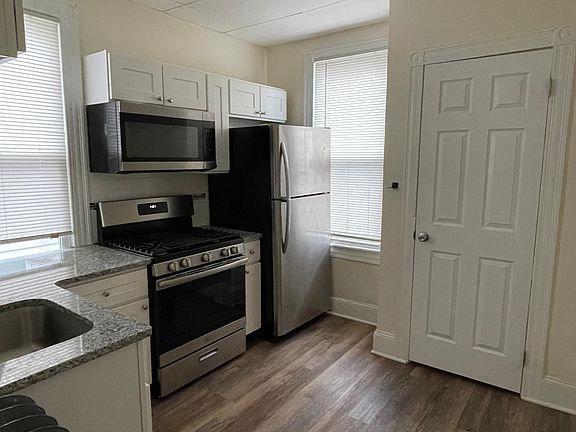 Beautiful modern kitchen with stainless steel appliances. Gas cooking!!