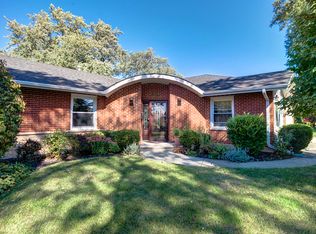 901 N Brentwood Ln, Mount Prospect, IL