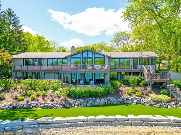 1120 Sandstone Dr, Libertyville, IL 60048