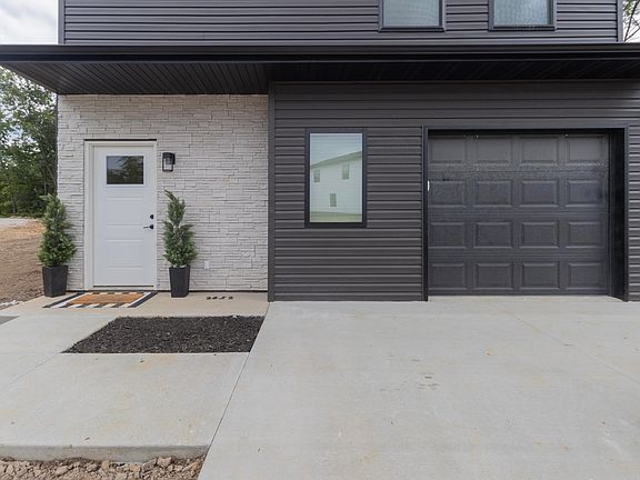 3rd image of 2824 Emery Dr
