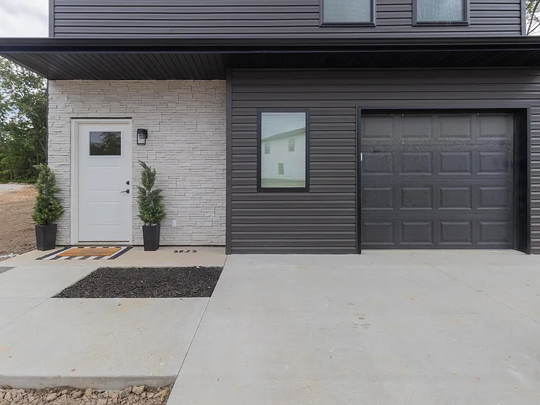 2700 Emery Dr — Photo 2