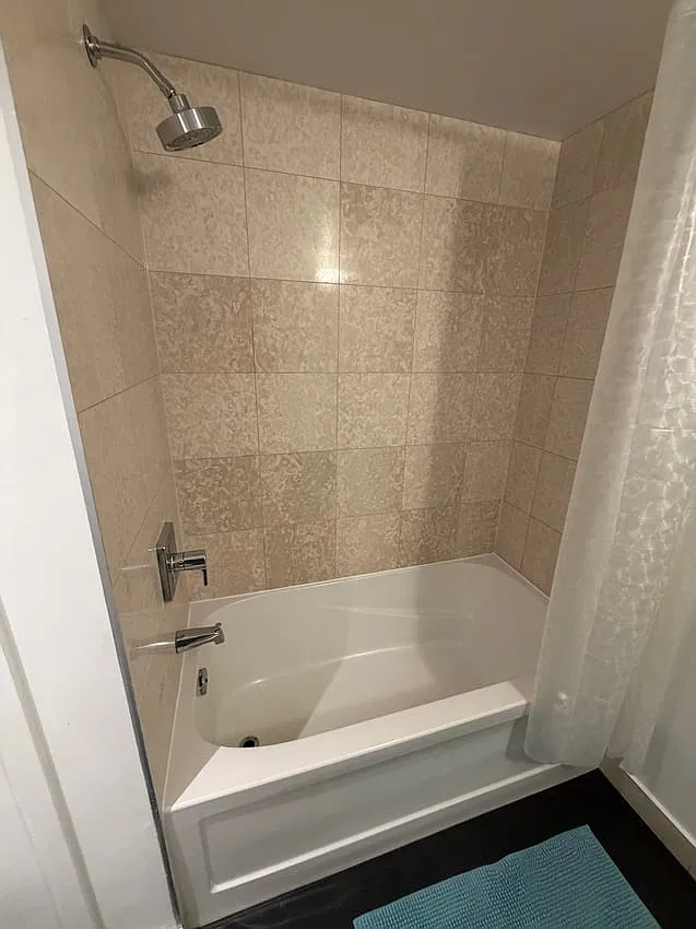 Master Room - York Street & Bremner Boulevard — Photo 4
