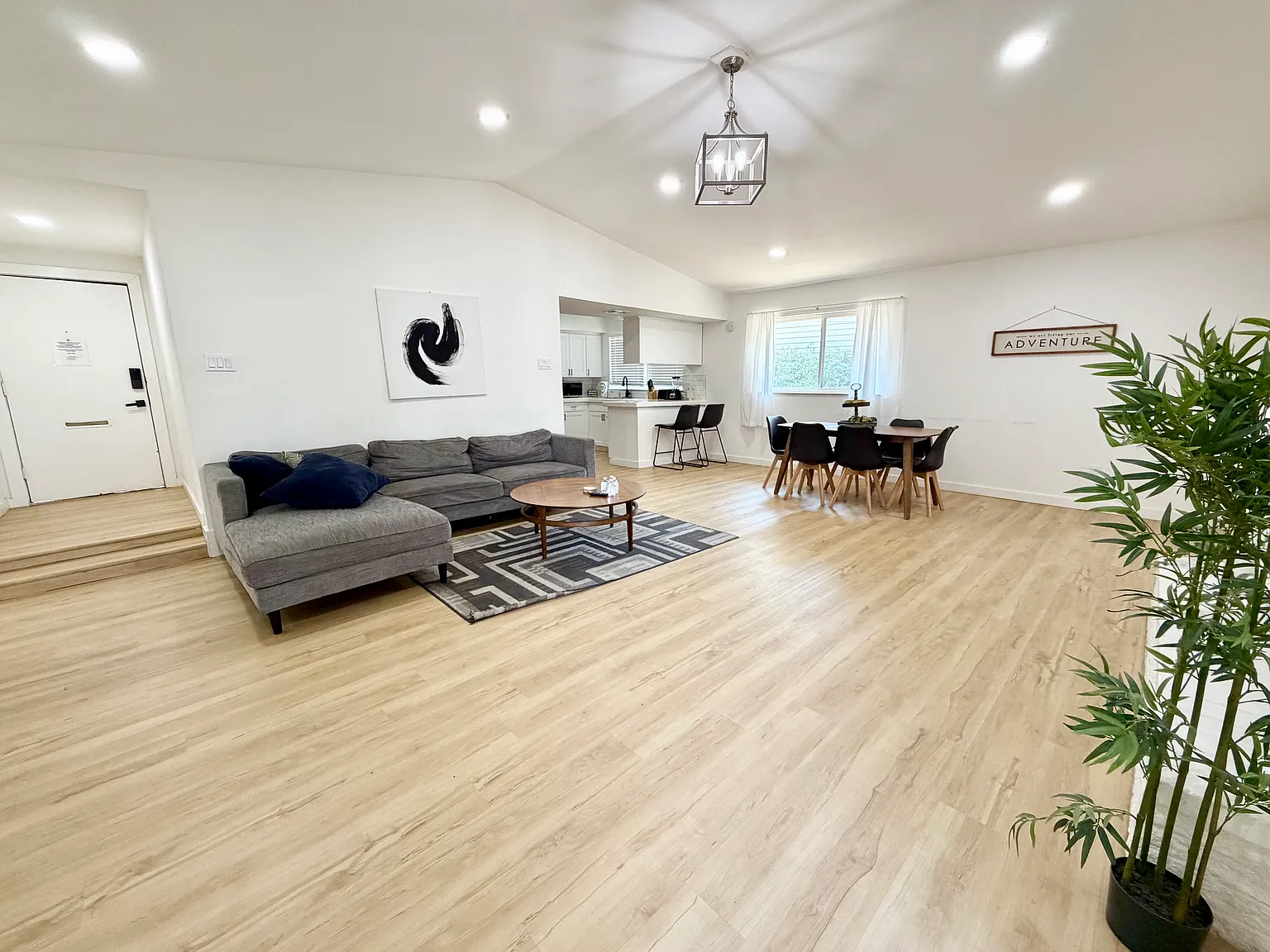 5 bed, 2106 sqft, $3,200 — Photo 4