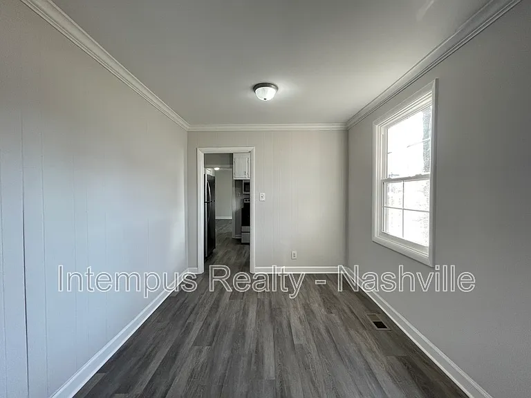 109 W Trinity Ln — Photo 5