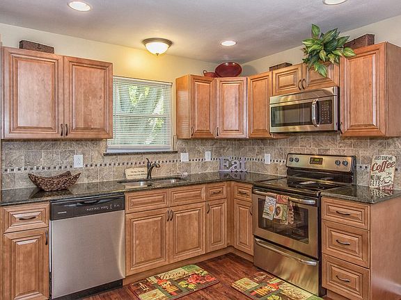 4th image of 1730 Queens Dr