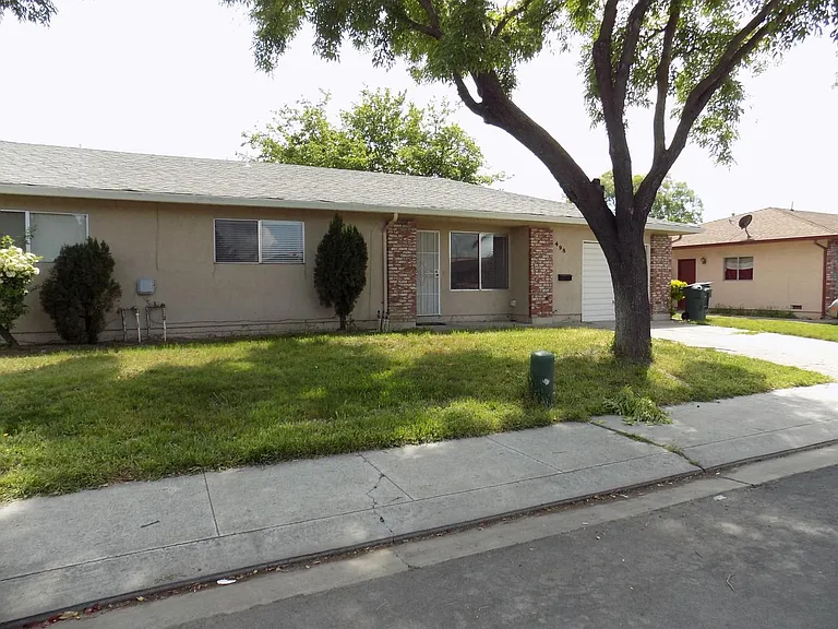 498 Hintz Ave — Photo 2